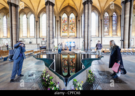 England, Hampshire, Salisbury, Salisbury Cathedral, das Taufbecken, entworfen von William Pye Stockfoto