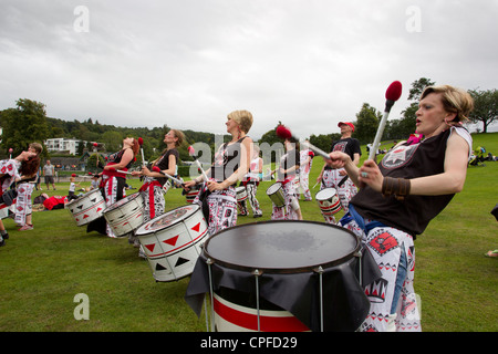 BATALA Trommeln Band aus Lancaster-Ausführung auf den Gleda-bei Bowness am Lake Windermere englischen LaKe District Cumbria UK Stockfoto