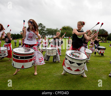 BATALA Trommeln Band aus Lancaster-Ausführung auf den Gleda-bei Bowness am Lake Windermere englischen LaKe District Cumbria UK Stockfoto