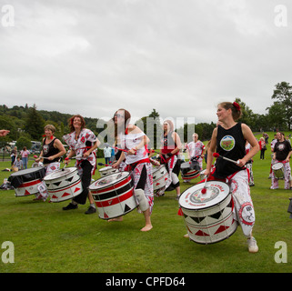 BATALA Trommeln Band aus Lancaster-Ausführung auf den Gleda-bei Bowness am Lake Windermere englischen LaKe District Cumbria UK Stockfoto