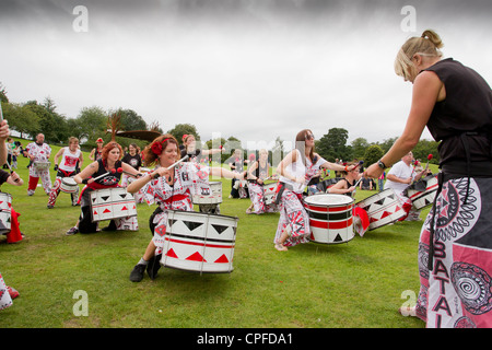 BATALA Trommeln Band aus Lancaster-Ausführung auf den Gleda-bei Bowness am Lake Windermere englischen LaKe District Cumbria UK Stockfoto