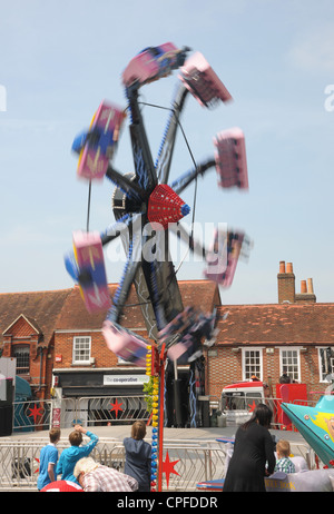 Hampshire. England. Mai 2012.  Ein Messegelände fahren mit hoher Geschwindigkeit drehen. Wickham Pferd fair. Verschwommene Fahrt mit hoher Geschwindigkeit. Aufrecht Stockfoto