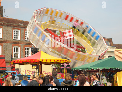 Hampshire. England. Mai 2012.  Ein Festplatz fahren bei der jährlichen Wickham Horse fair. Verschwommene Fahrt mit Geschwindigkeit. Stockfoto