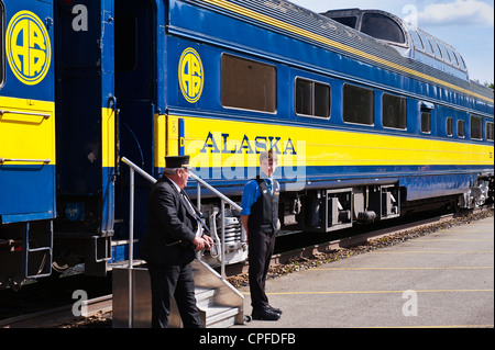 Dirigent und Schreiber erwarten Passagiere an Bord eines Zuges Alaska Railroad, USA Stockfoto