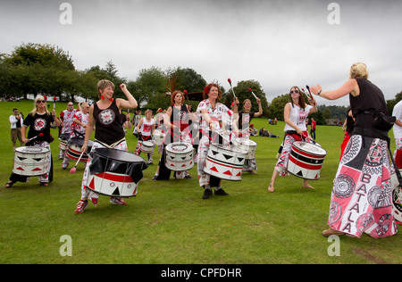 BATALA Trommeln Band aus Lancaster-Ausführung auf den Gleda-bei Bowness am Lake Windermere englischen LaKe District Cumbria UK Stockfoto