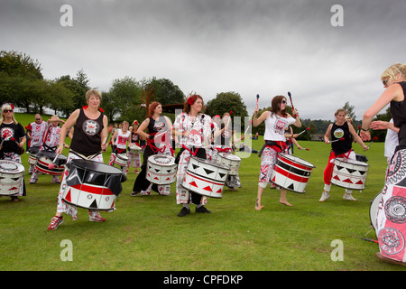 BATALA Trommeln Band aus Lancaster-Ausführung auf den Gleda-bei Bowness am Lake Windermere englischen LaKe District Cumbria UK Stockfoto