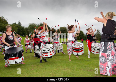 BATALA Trommeln Band aus Lancaster-Ausführung auf den Gleda-bei Bowness am Lake Windermere englischen LaKe District Cumbria UK Stockfoto