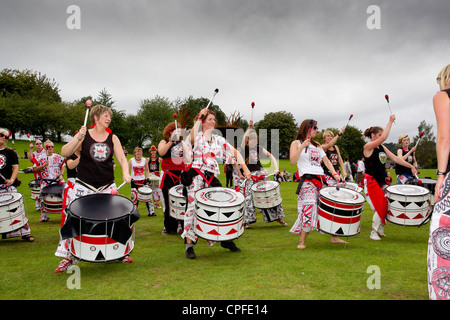 BATALA Trommeln Band aus Lancaster-Ausführung auf den Gleda-bei Bowness am Lake Windermere englischen LaKe District Cumbria UK Stockfoto