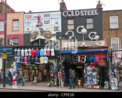 Shopping-Fans und Touristen anzeigen Boutiquen in einer Straße in Camden Market, London, UK Stockfoto