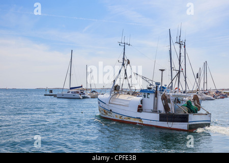 Angelboot/Fischerboot auf dem Weg zum Meer Stockfoto