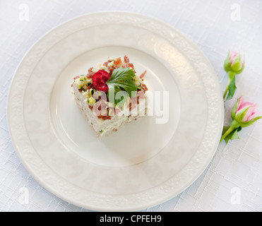 Sahne Kuchen Pfingstmontag garniert Stockfoto