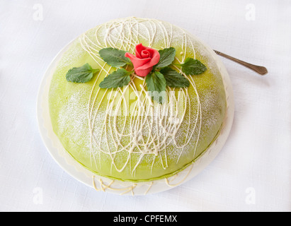 Sahne Kuchen Pfingstmontag garniert, rose, grün Stockfoto