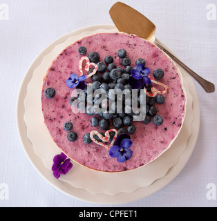 Kuchen mit Heidelbeeren garniert Stockfoto