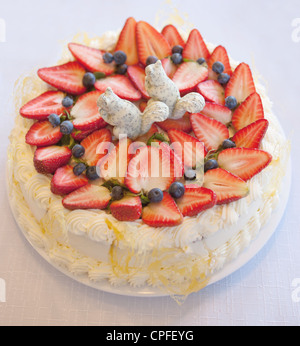 Sahne Kuchen Pfingstmontag garniert Stockfoto