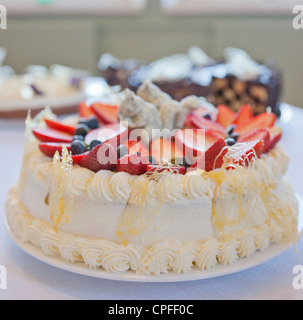 Sahne Kuchen Pfingstmontag garniert Stockfoto