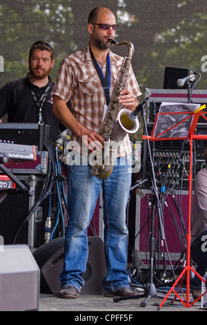 Saxophonist mit der Pete Josef Band auf der Queens Square Bühne auf der Bristol Hafen-Festival UK 2011 Stockfoto