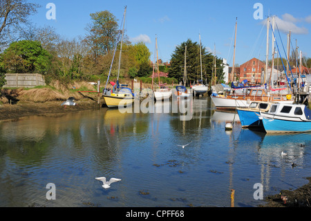 Boote vor Anker in der Nähe von Pantoffel Mühle Emsworth. Stockfoto