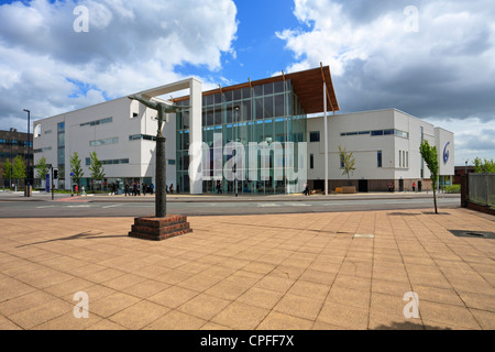 Die Sixth Form College und A Man can't Fly Statue, Stoke-on-Trent, Staffordshire, England, UK. Stockfoto