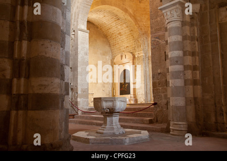 Taufbecken in der alten christlichen Kirche in Sovana, Toskana Stockfoto