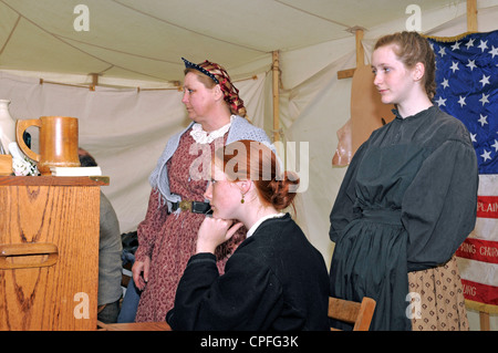 Drei Verkäuferinnen im 19. Jahrhundert bürgerliche Kleidung in Antiquitätengeschäft, Civil War Reenactment, Bensalem, Pennsylvania, USA Stockfoto