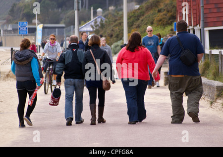 Fette Leute am Strand, Bournemouth, England Stockfoto