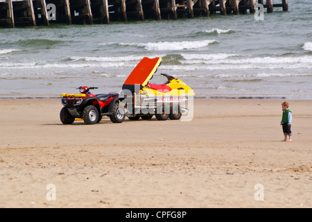 RNLI Jetski am Strand von Bournemouth, Dorset, England Stockfoto