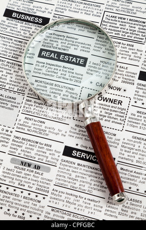 Gefälschte Kleinanzeige, Zeitung, Immobilien-Konzept. Stockfoto