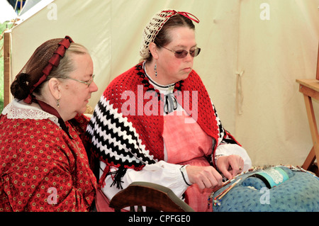 Alte Lehren eine andere Frau stricken, Civil War Reenactment, Bensalem, Stockfoto