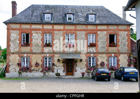 Bauernhof, Wirtschaftsgebäude, Connelles ist eine französische Gemeinde im Département Eure im Nordwesten Frankreichs. Stockfoto