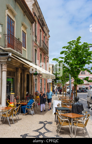 Straßencafé im Stadtzentrum, Rua Jose Fernandes Guerreiro, Loulé, Algarve, Portugal Stockfoto