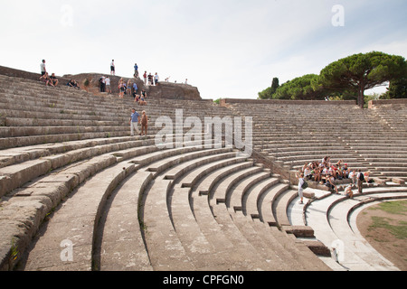 Der Zuschauerraum des Theaters auf der alten römischen Hafen Stadt Ruine des Ostia bei Rom Stockfoto