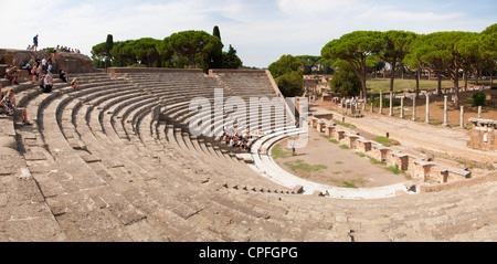 Der Zuschauerraum des Theaters auf der alten römischen Hafen Stadt Ruine des Ostia bei Rom. Stockfoto