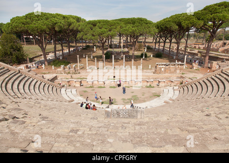 Der Zuschauerraum des Theaters und der Tempio di Cerere auf dem alten römischen Hafen Stadt Ruine des Ostia bei Rom Stockfoto