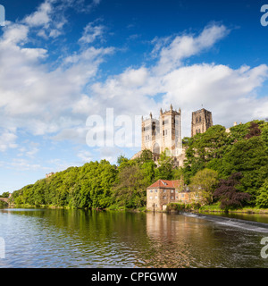 Kathedrale von Durham, auf seinem Felsvorsprung oberhalb des Flusses Wear, in County Durham, England. Stockfoto