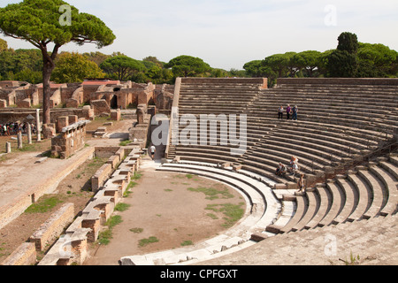 Der Zuschauerraum des Theaters auf der alten römischen Hafen Stadt Ruine des Ostia bei Rom. Stockfoto