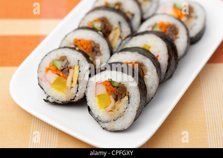 In Seetang gerollt Gimbap, ein koreanisches Gericht aus Reis und anderen Zutaten hergestellt. Stockfoto