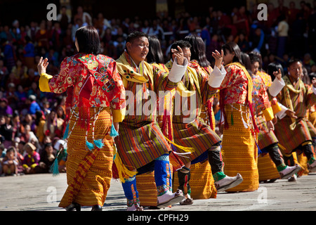 Männer und Frauen Volkstänzer aus der Royal Academy of Performing Arts. Thimphu Tsechu, Bhutan. Stockfoto