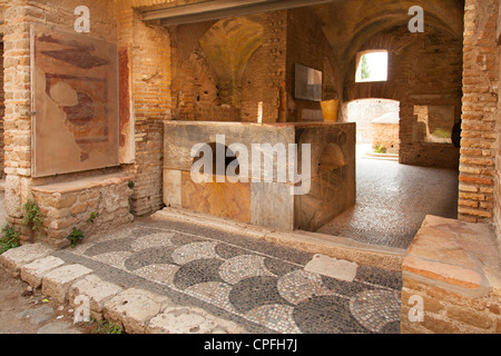 Thermopolium Innenraum auf die römischen Hafen-Stadt-Ruine von Ostia bei Rom Stockfoto