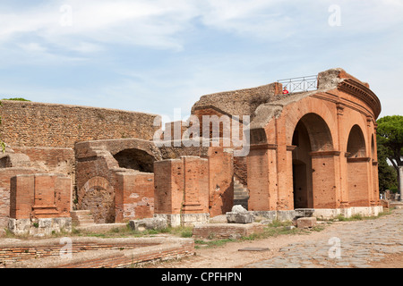 Das Theater und die Spalten aus der Decumanus auf die römischen Hafen-Stadt-Ruine von Ostia bei Rom Stockfoto