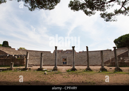 Der Zuschauerraum des Theaters auf der alten römischen Hafen Stadt Ruine des Ostia bei Rom Stockfoto