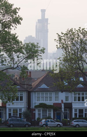 Noch im Aufbau in Vauxhall überragt London, der Wohn-Wolkenkratzer St George Wharf Tower Edwardian Wohnhäusern. Es wird als gebaut, 181 m (594 ft) hoch, mit 49 Stockwerken das höchste Wohngebäude im Vereinigten Königreich zu werden. Stockfoto