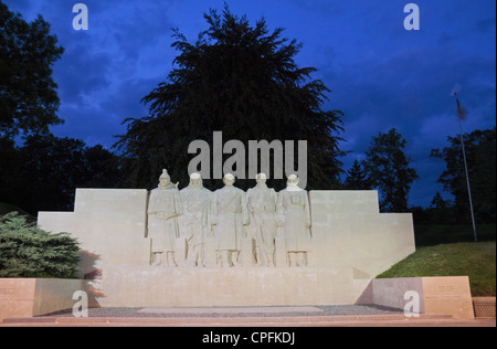 Am frühen Abend Blick auf das Monument Aux Morts (auch genannt der fünf Verteidiger von Verdun), Verdun, Département Meuse, Frankreich. Stockfoto