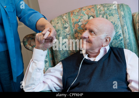 Älterer Mann mit einem Pfleger oder Krankenschwester bietet eine beruhigende Hand des Supports Stockfoto