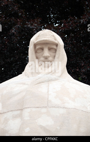 Nahaufnahme eines Soldaten auf dem Monument Aux Morts (die fünf Verteidiger von Verdun), Verdun, Département Meuse, Frankreich. Stockfoto