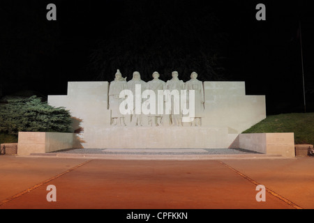 Am frühen Abend Blick auf das Monument Aux Morts (auch genannt der fünf Verteidiger von Verdun), Verdun, Département Meuse, Frankreich. Stockfoto