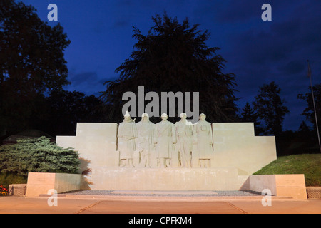 Am frühen Abend Blick auf das Monument Aux Morts (auch genannt der fünf Verteidiger von Verdun), Verdun, Département Meuse, Frankreich. Stockfoto