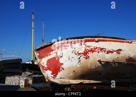 altes Boot mit rissigen Lack im Hafen Stockfoto