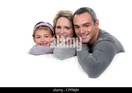 Familie Stand mit leeren Plakat Stockfoto