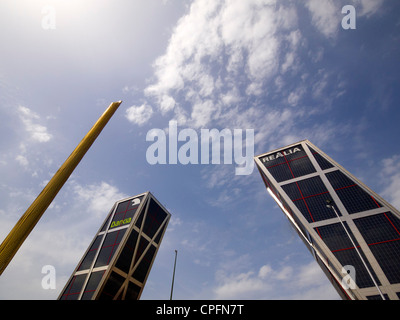 KIO Towers und Calatrava Obelisk, Puerta de Europa, Plaza de Castilla. Madrid, Spanien Stockfoto