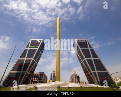 KIO Towers und Calatrava Obelisk, Puerta de Europa, Plaza de Castilla. Madrid, Spanien Stockfoto